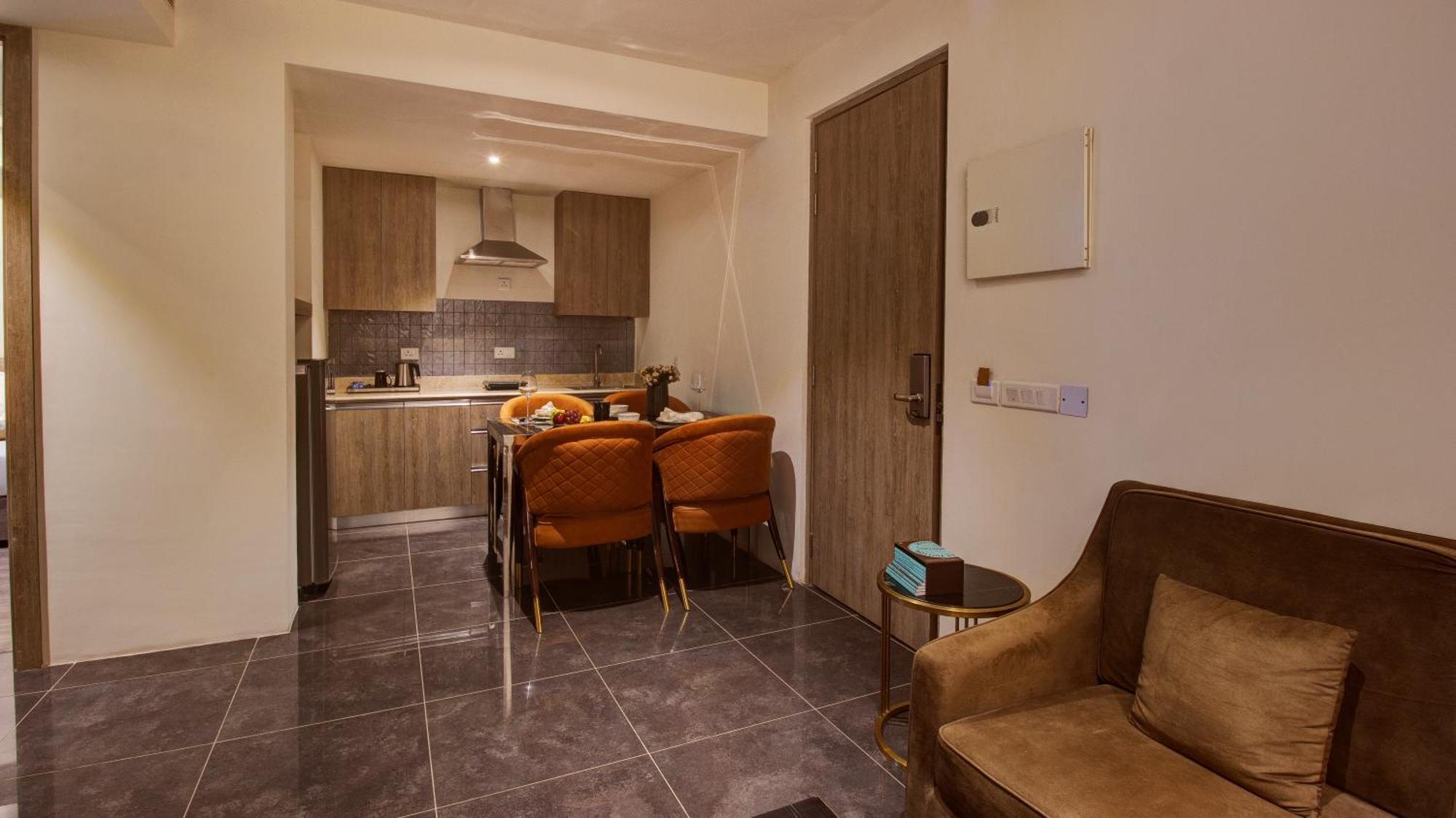 Rhythm Gurugram Hotel & Suites, Sohna Road غورغاون المظهر الخارجي الصورة